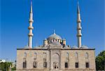 People in front of the Yeni Cami (New Mosque), Eminonu, Istanbul, Turkey, Europe