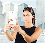 Woman photographs the city with your mobile