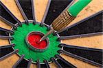 the dart hit the target on dartboard