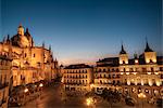 Plaza Mayor in the evening with the Cathedral on the left and Town Hall on the right), Segovia, UNESCO World Heritage Site, Castile y Leon, Spain, Europe