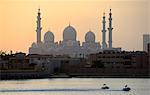 United Arab Emirates, Abu Dhabi, view of the Great Mosque Sheikh Zayed Bin Sultan Al Nahyan from the Fairmont Bab Al Bahr hotel.