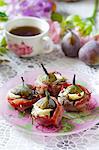 Oven-baked figs filled with ham and cheese