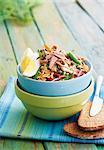 Quinoa salad with tuna, radicchio, beans and dried tomatoes