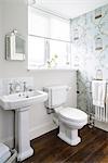 Interior view of a residential building decorated in Edwardian Style, in Newcastle-upon-Tyne, UK. The bathroom.