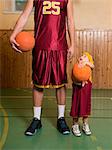 A tall and a short basketplayer