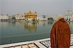 Sikh devotee of the Golden Temple, Amritsar, the Punjab, India, Asia