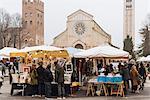 Sunday antiques market with Basilica di San Zeno Maggiore in background, Verona, Veneto Province, Italy, Europe