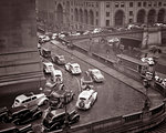1930s RAINY DAY TRAFFIC JAM AROUND GRAND CENTRAL STATION AT PERSHING SQUARE AND 42ND STREET MIDTOWN MANHATTAN EASTSIDE NYC USA