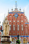 Statue of the Knight Roland, House of the Blackheads, Town Hall Square, UNESCO World Heritage Site, Riga, Latvia, Europe