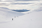 Men skiing