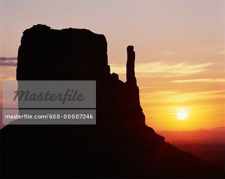 Silhouette de Mitten Butte au coucher du soleil, Monument Valley, Arizona, USA