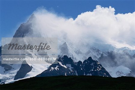 Nuages créés par des glaciers Torres Del Paine montagnes au Chili