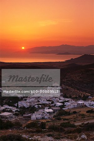 Lever du soleil sur Lefkes Paros, Iles Cyclades, Grèce