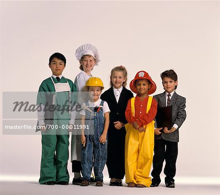Kinder in Kostümen der verschiedenen Berufe gekleidet