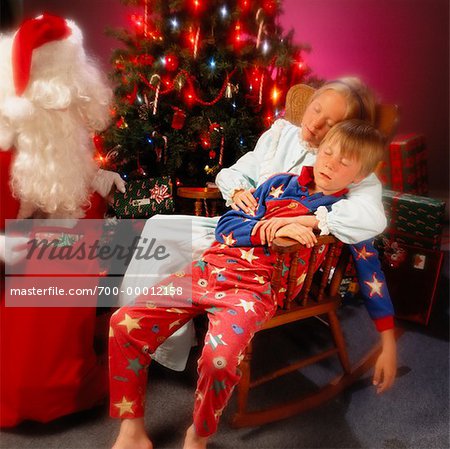 Enfants qui dorment sous la présidence de l'arbre de Noël