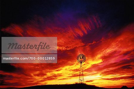 Silhouette der Windmühle bei Sonnenuntergang