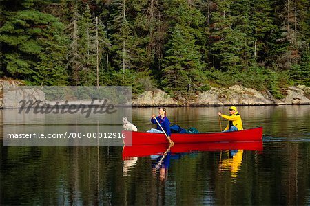 Frau und Mann mit Hund Tom Thomson See, Algonquin Park, Ontario, Kanada Kanu