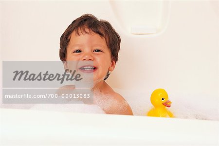 Enfant dans la baignoire