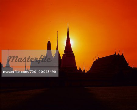 Silhouette der Grand Palace bei Sonnenuntergang-Bangkok, Thailand