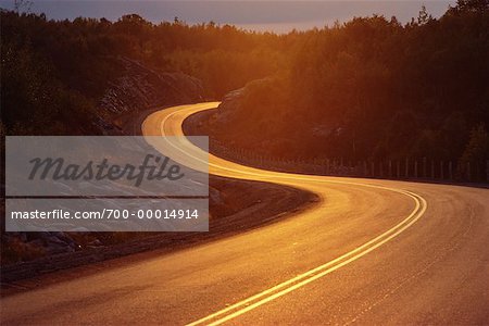 Kurvenreiche Straße bei Sonnenuntergang Nord-Ontario, Canada