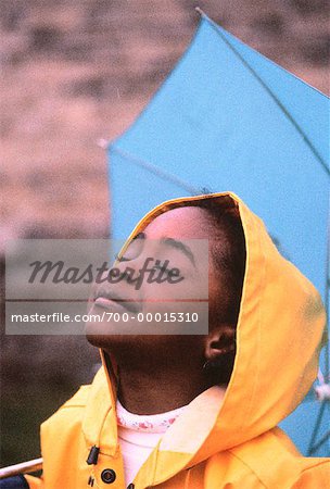 Jeune fille en vêtements de pluie tenir parapluie
