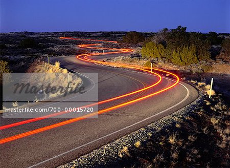 Light Trails unterwegs bei Dämmerung Canyonlands National Park, Utah, USA