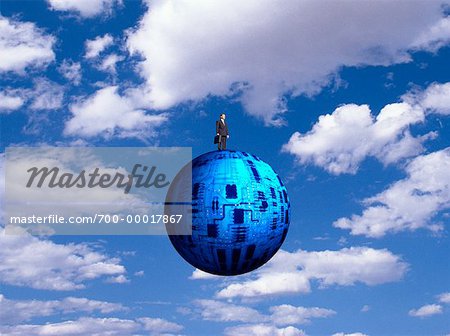 Homme debout sur une sphère de Circuit imprimé avec les nuages