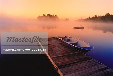 Barque au quai et brouillard Six Mile Lake Muskoka, Ontario, Canada