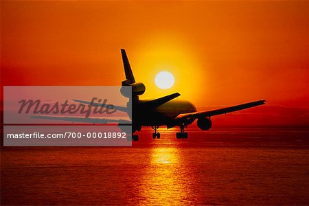 Vue arrière du DC-10 en vol au coucher du soleil