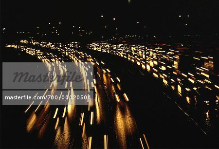 Trafic sur l'autoroute 401 à nuit Toronto, Ontario, Canada