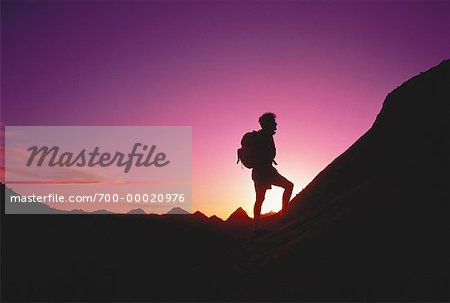 Silhouette Dhomme Randonnée Sous Les Falaises Blanches Au