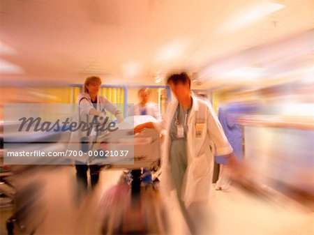 Médecins avec Patient sur Gurney en hôpital