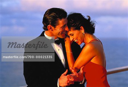 Couple en tenues de soirée, rire sur le navire de croisière