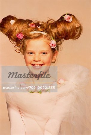 Portrait de jeune fille avec des boutons de rose dans les cheveux
