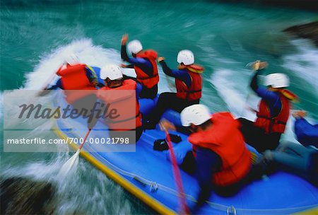 Vue arrière du peuple White Water Rafting