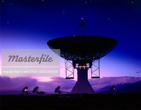 Silhouette der VLA Radioteleskopen bei Sonnenuntergang