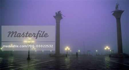 Colonnes de Saint-Marc dans la nuit dans la brume, Venise, Italie