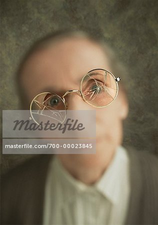 Portrait de femme Mature avec des lunettes fissurés