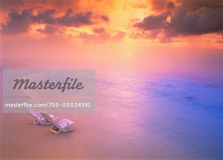 Deux chaises sur la plage à Sunrise Velidhu, océan Indien Maldives