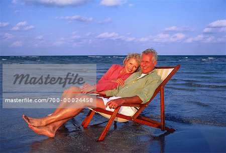 Portrait de Couple d'âge mûr en chaire sur Beach, Key Biscayne, Floride, États-Unis