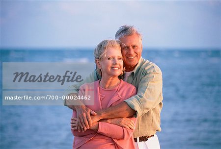Portrait de Couple d'âge mûr sur la plage, Key Biscayne, Floride, USA