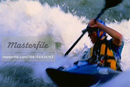 Homme kayak Kern River, Californie, USA