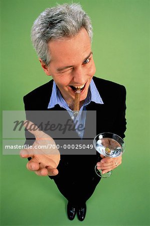 Portrait d'homme mûr fumant cigare, Holding Martini
