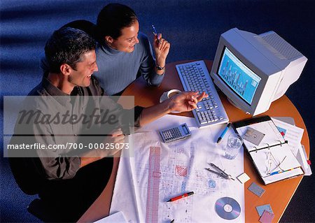 Geschäftsleute, die am Computer arbeiten