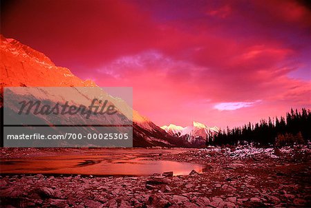 Medizin-See bei Sonnenuntergang Jasper Nationalpark, Alberta, Kanada