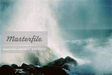 Vagues se briser contre les rochers West Coast National Park Northern Cape, en Afrique du Sud