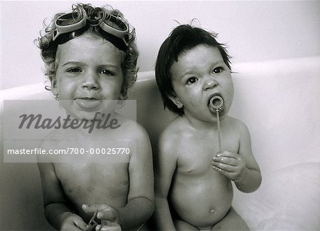 Portrait des enfants jouant dans la baignoire