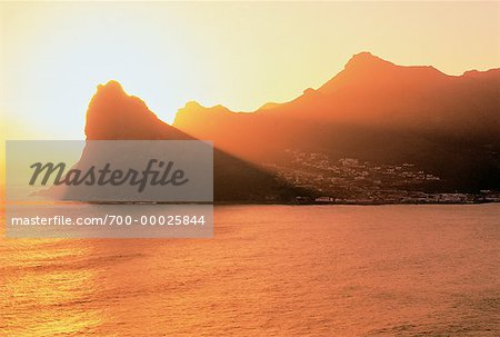 Silhouette de côte au coucher du soleil le Sentinel, Hout Bay en Afrique du Sud
