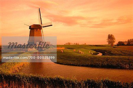 Moulin à vent au coucher du soleil Schermerhorn, Pays-Bas