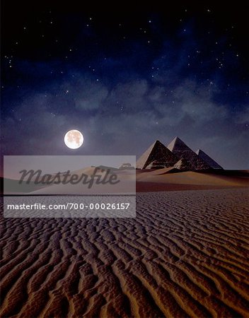 Wüste und Pyramiden in der Nacht